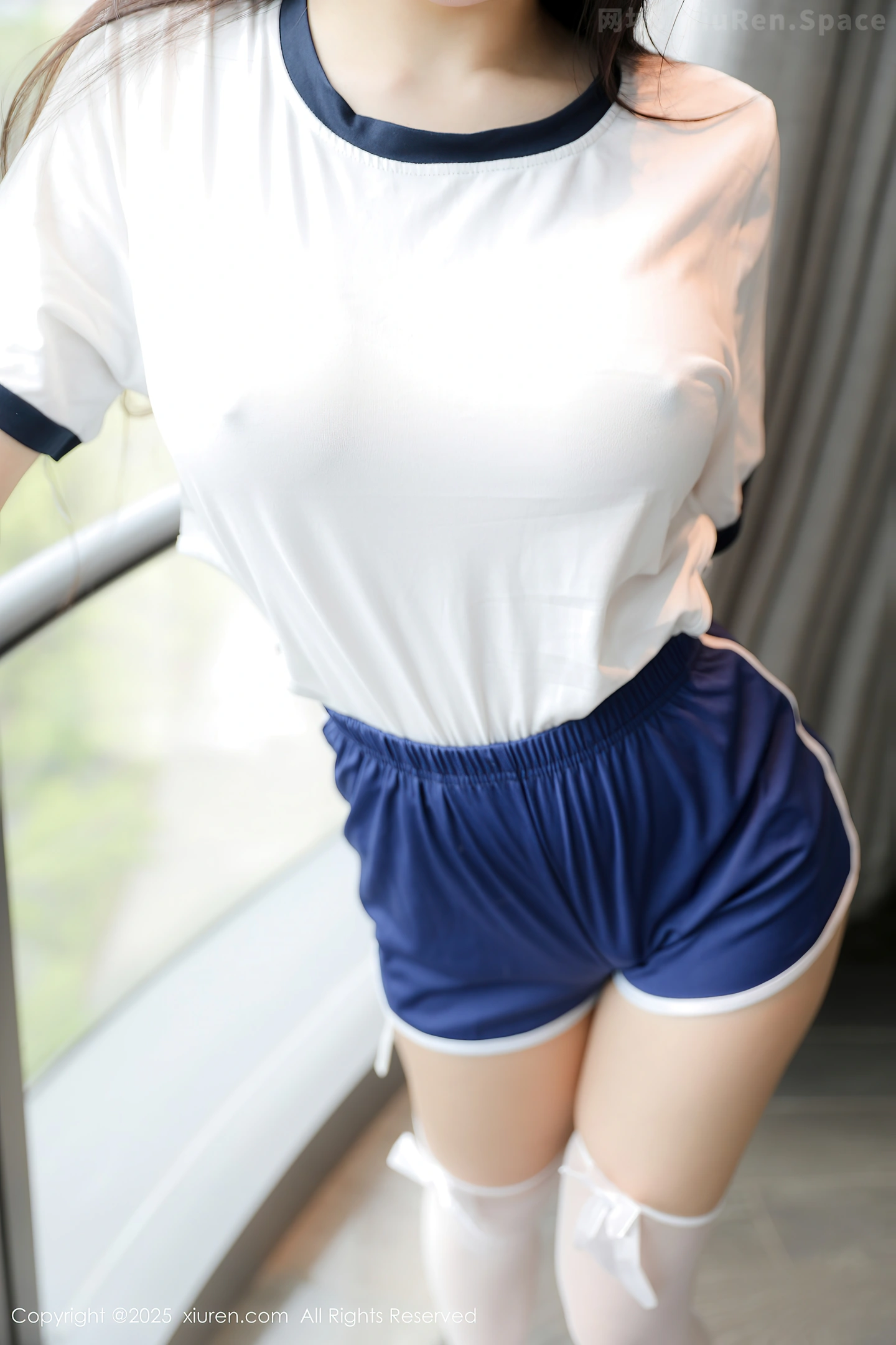 图片[2]-[XiuRen秀人网] VOL.10184 新人模特量子玫瑰性感白色运动服配白丝袜秀凹凸身材诱惑写真85P-秀人网官方网站